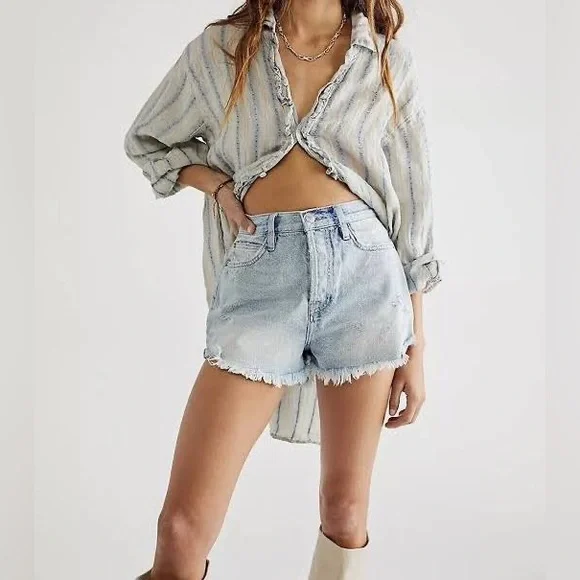 🌻🆕🚨FREE PEOPLE LASSO LIGHT WASH DENIM SHORTS-FOX TROT COLOR SIZES 28 & 29 - Picture 3 of 16
